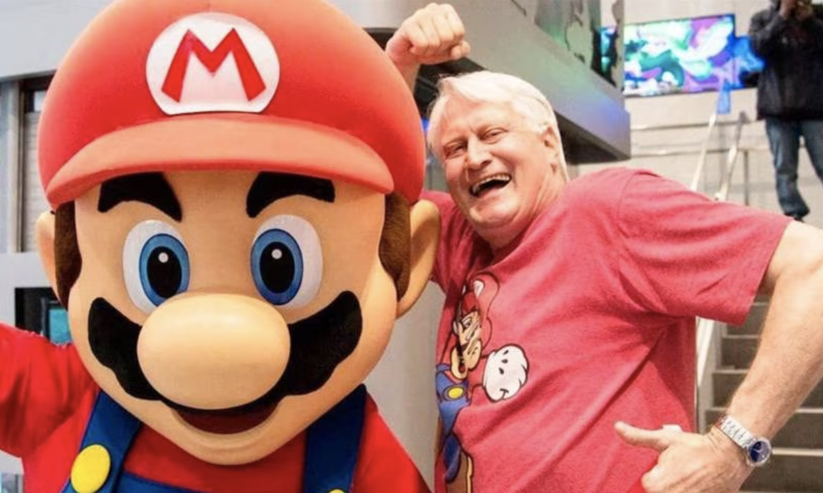 Foto de Charles Martinet, voz de Mario, junto a una persona con un disfraz de Mario.